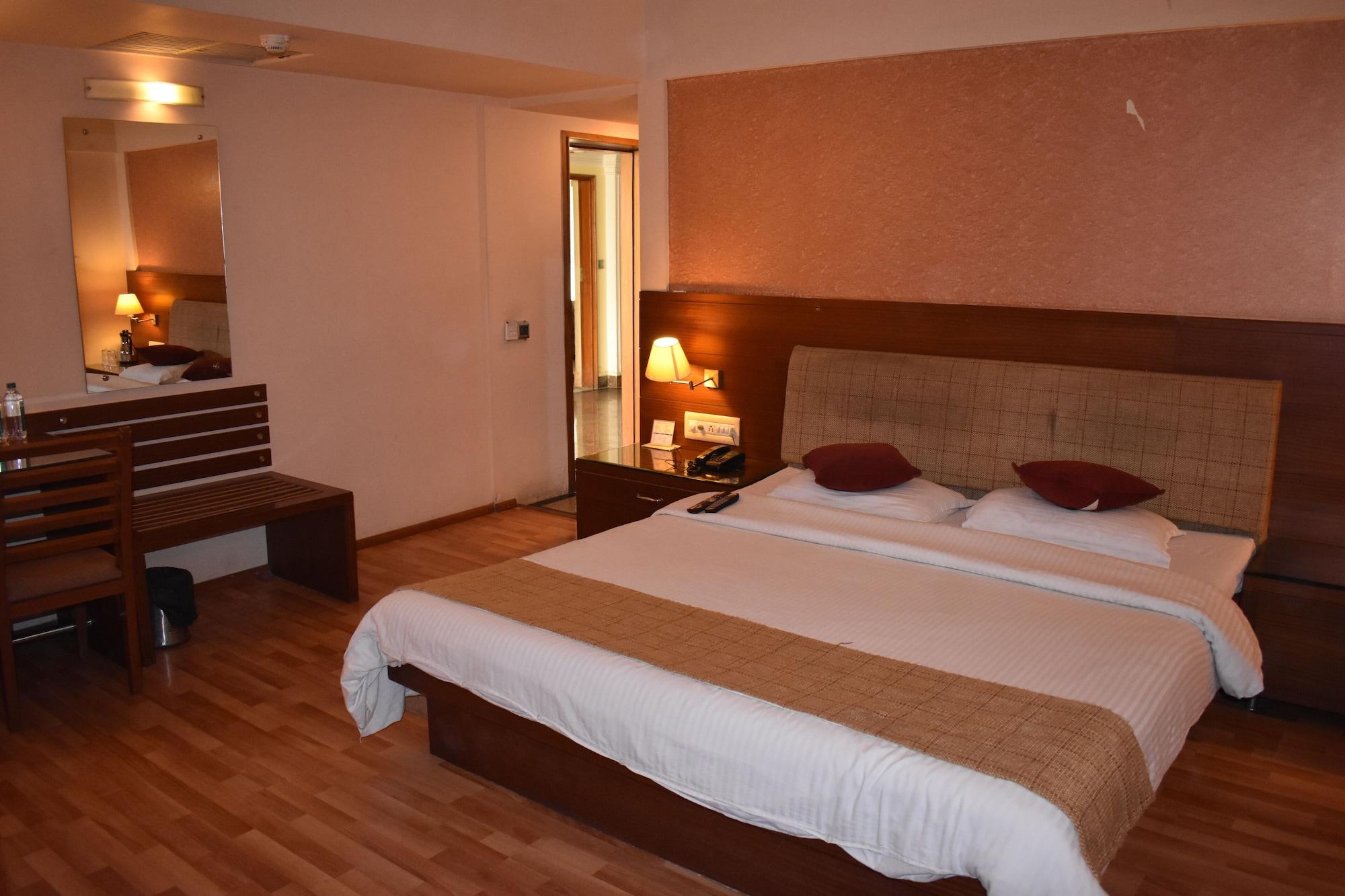 Hotel Royal Highness Ахмедабад Екстериор снимка